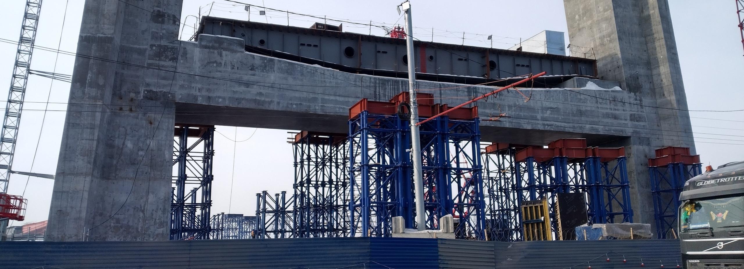 380-метровый вантовый пролёт нового моста собирают на временных опорах