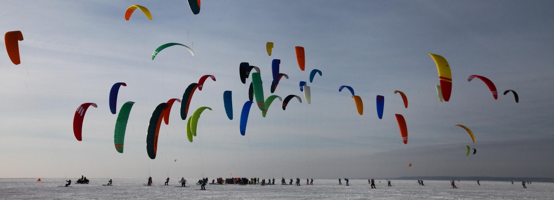 Виражи на льду под парусами: кайтеры устроили гонки по Обскому морю