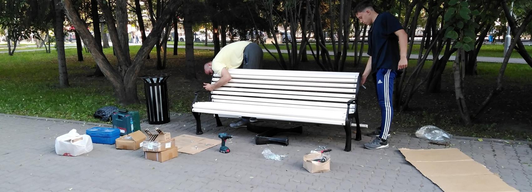 Белоснежные садовые диваны установили в Первомайском сквере