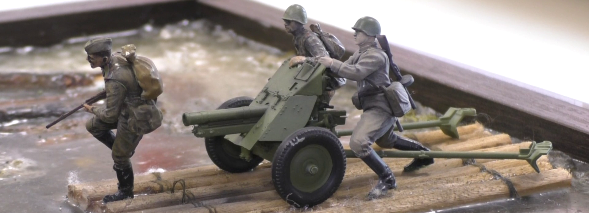 Ученики школы имени Бакурова изобразили подвиг героя на диораме