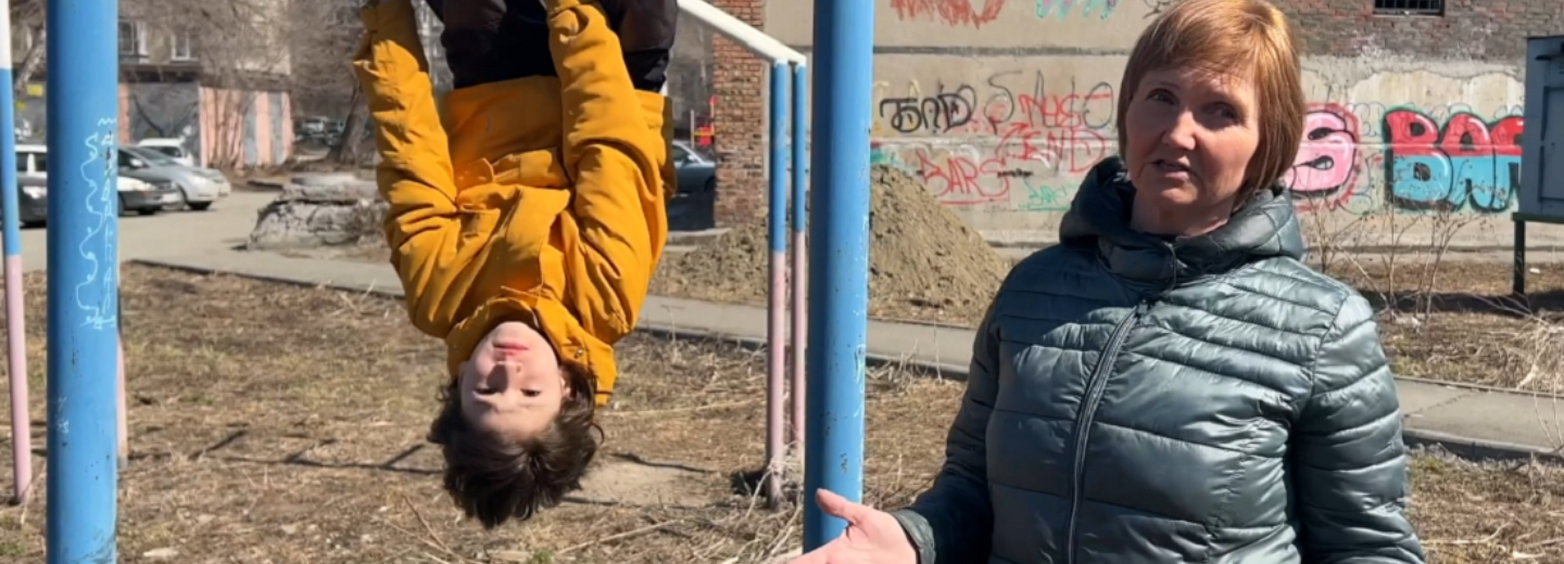 Няня-экстремалка: педагог на пенсии учит детей лазить по деревьям