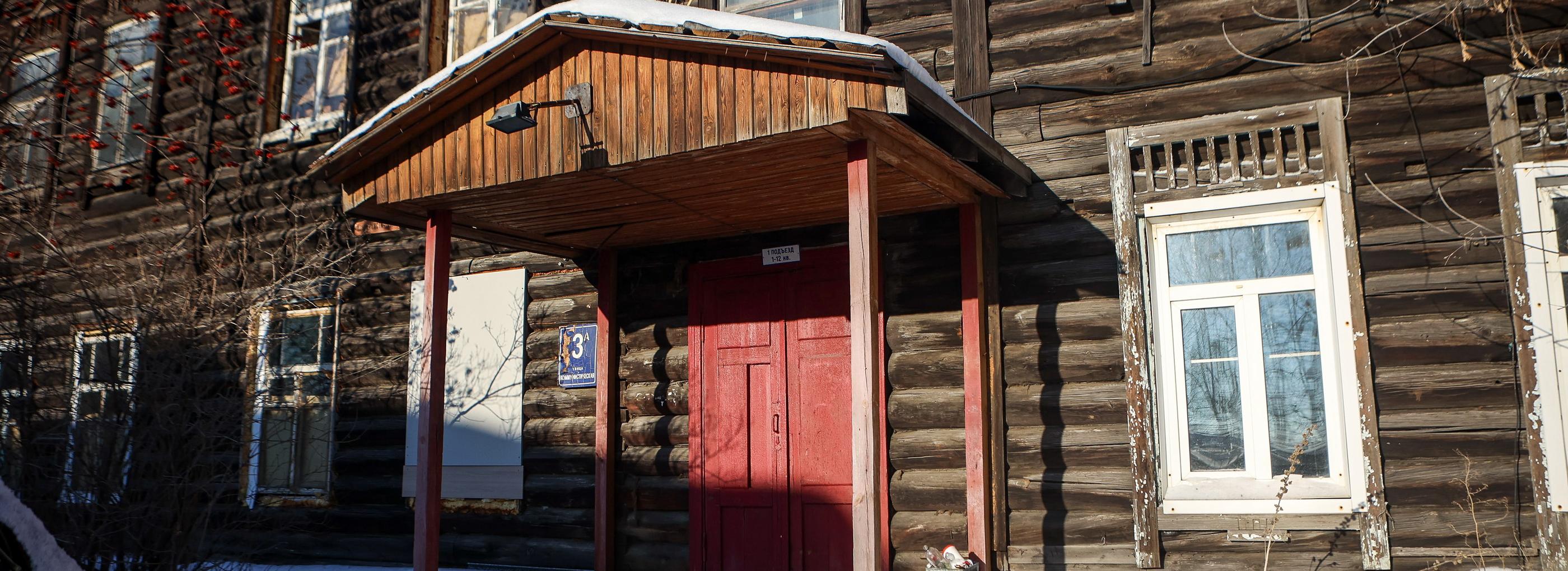 Самую старую жилую двухэтажку в центре Новосибирска разберут вручную