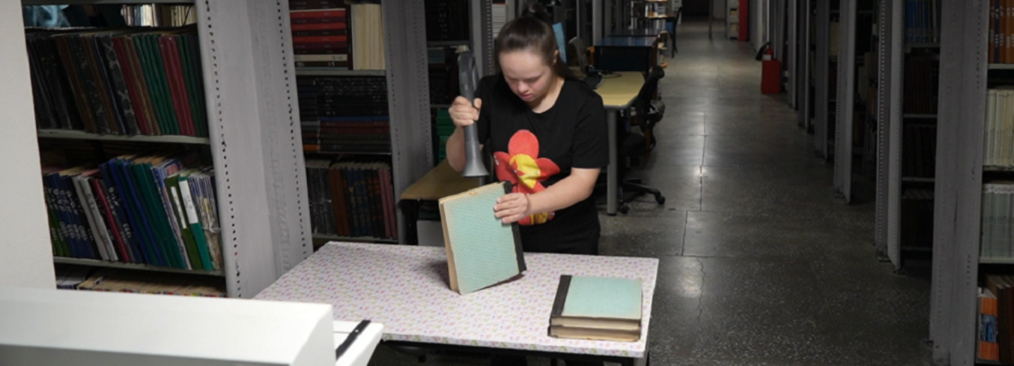 Новосибирцы с синдромом Дауна пылесосят книги в библиотеке