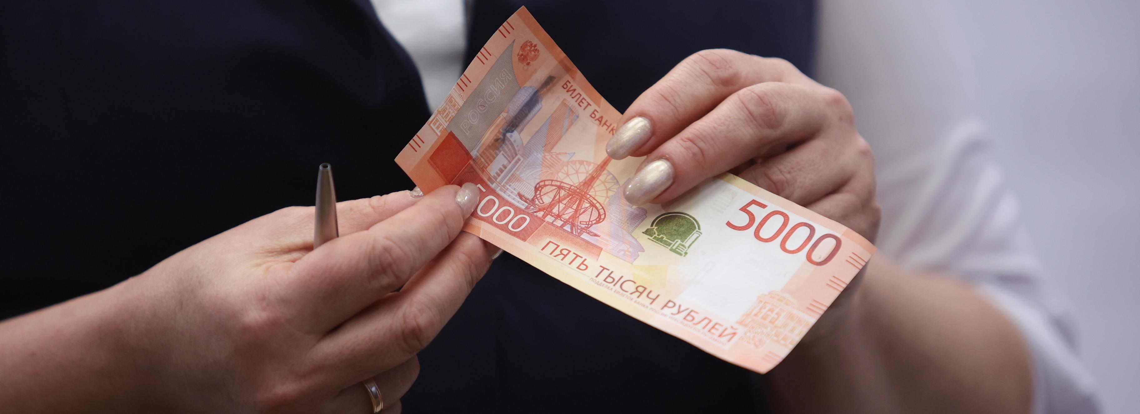 Новые пятитысячные банкноты с ящерицами показали в Новосибирске