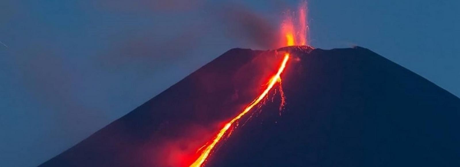 Новосибирский фотограф снял извержение самого высокого вулкана Евразии