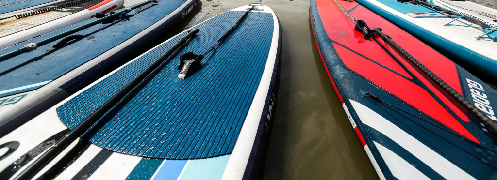 Новосибирцам напомнили про опасность катания на сапах в грозу