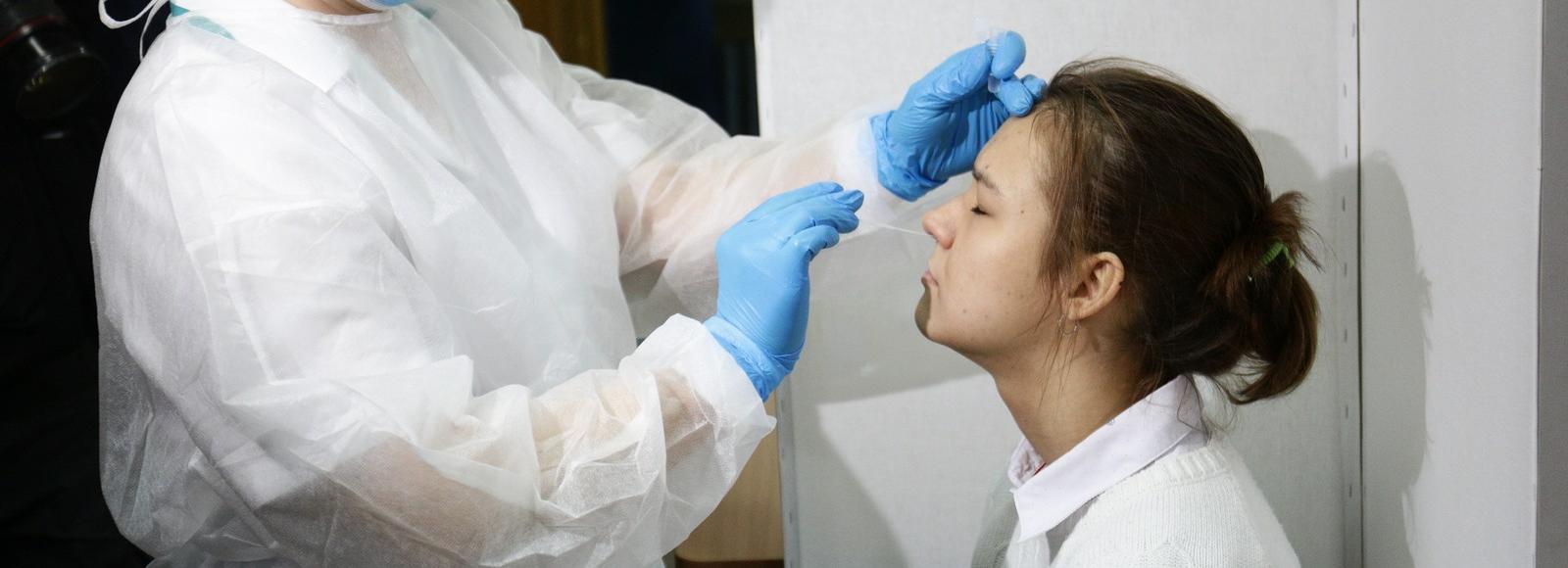 Выпускников школ массово тестируют на COVID-19 в Новосибирске