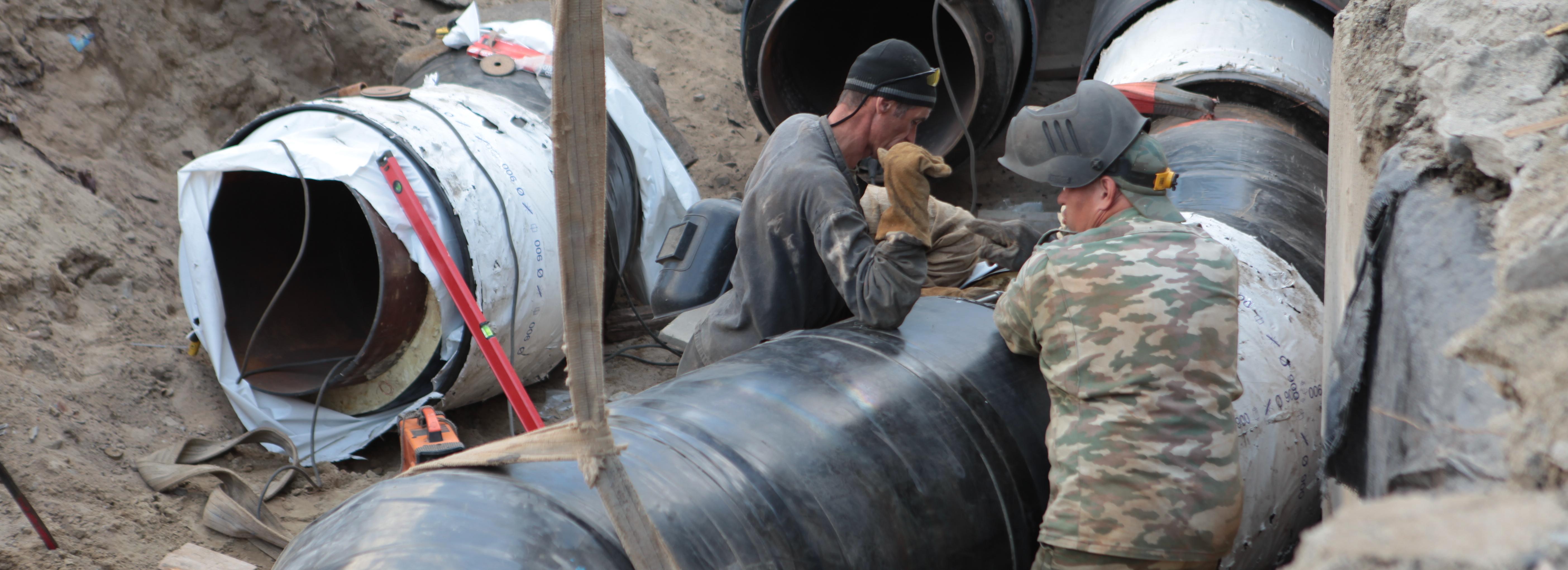 В ходе гидравлических испытаний прорвало трубу на улице Лескова