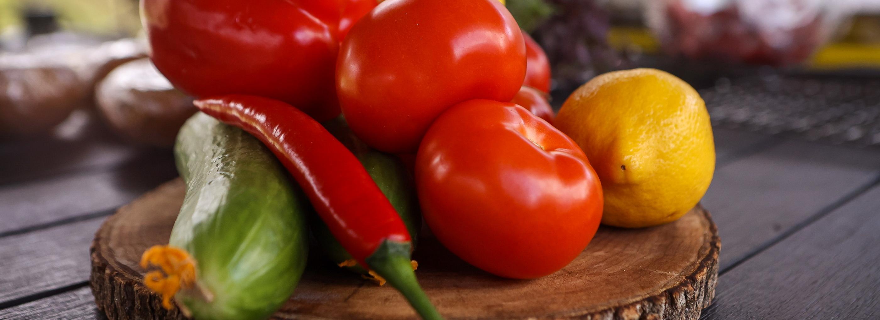 Как избежать переедания на длинных майских выходных — советы врача