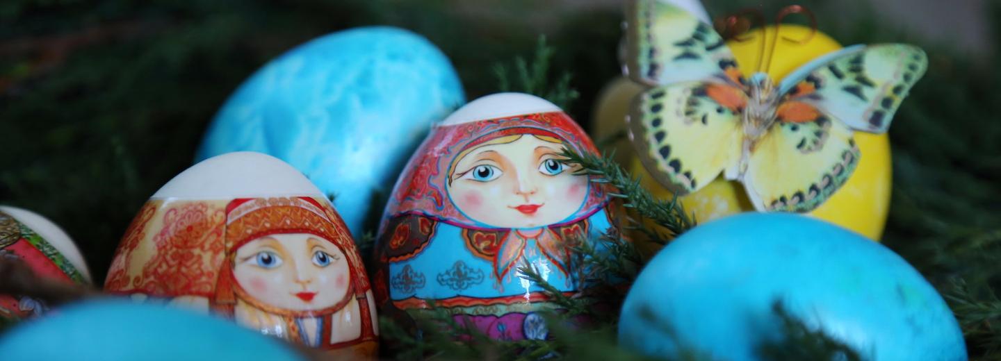 Писанки, крапанки и драпанки: семь способов покрасить яйца на Пасху