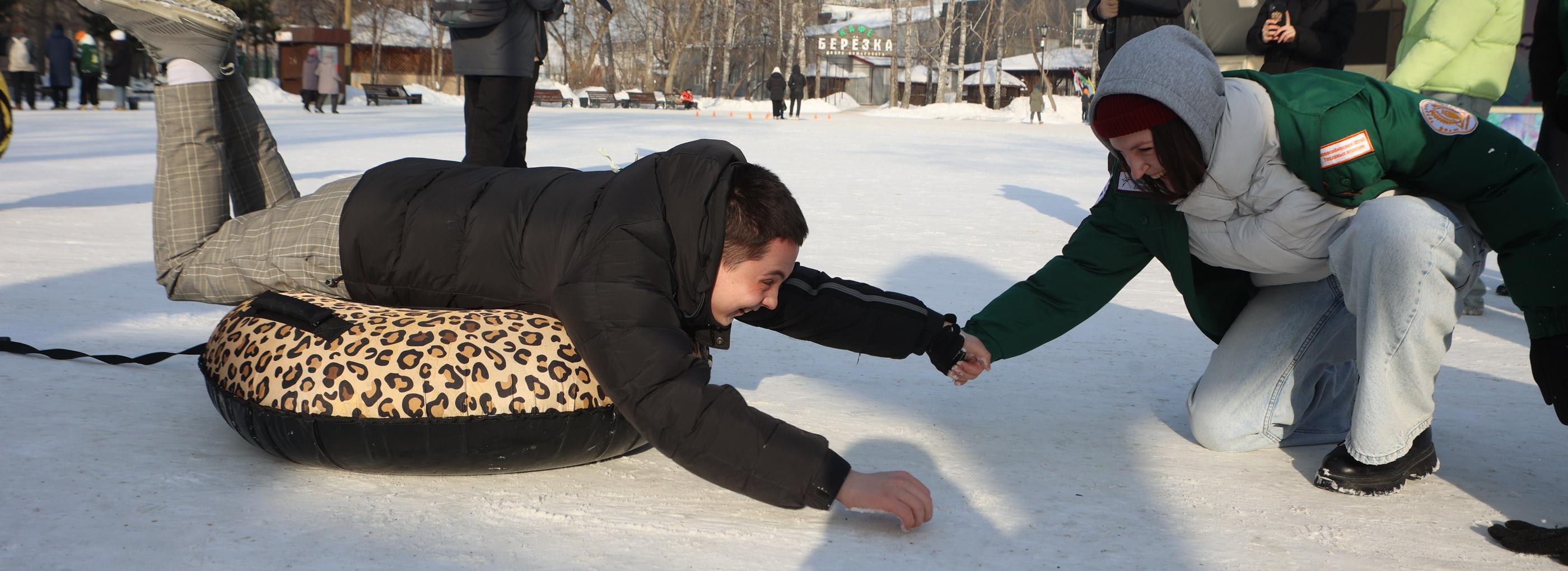 Снежки и канат помогли определить победителя спартакиады в Берёзовой роще