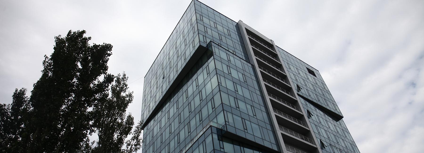 Кубический отель начали строить рядом со станцией метро «Октябрьская»