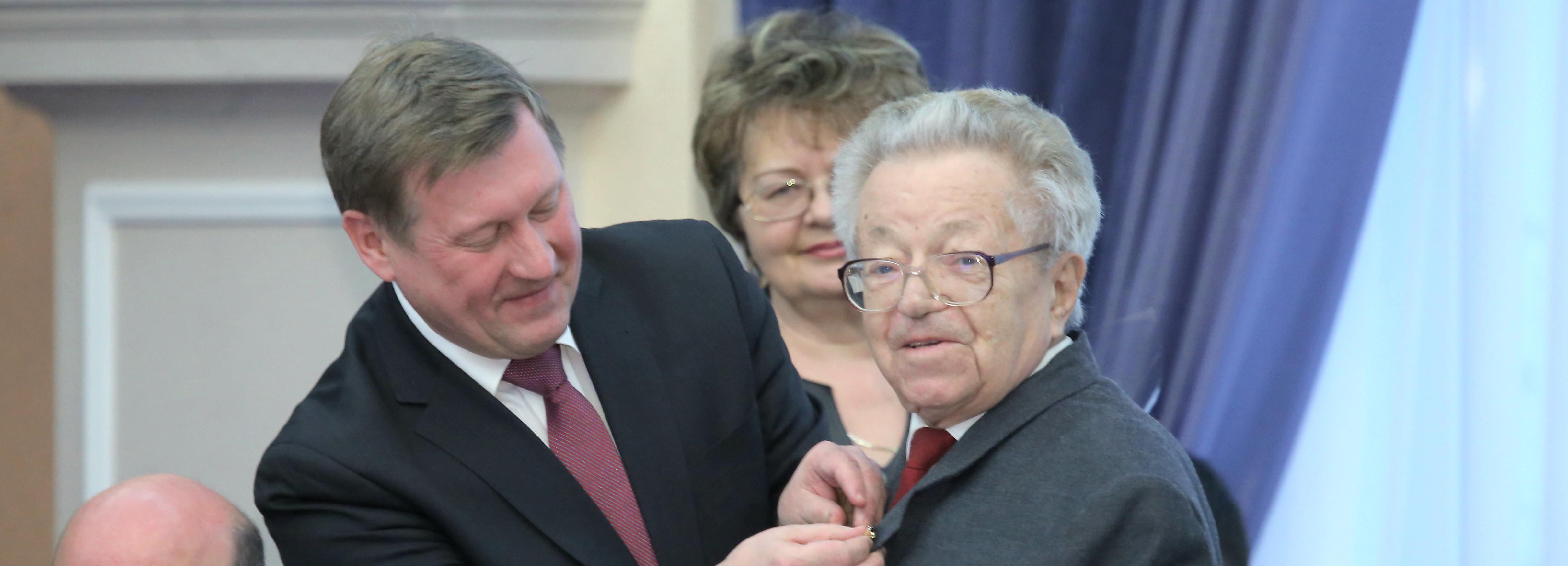 Мэр Локоть поздравил с 94-летием легендарного политика Владимира Бокова