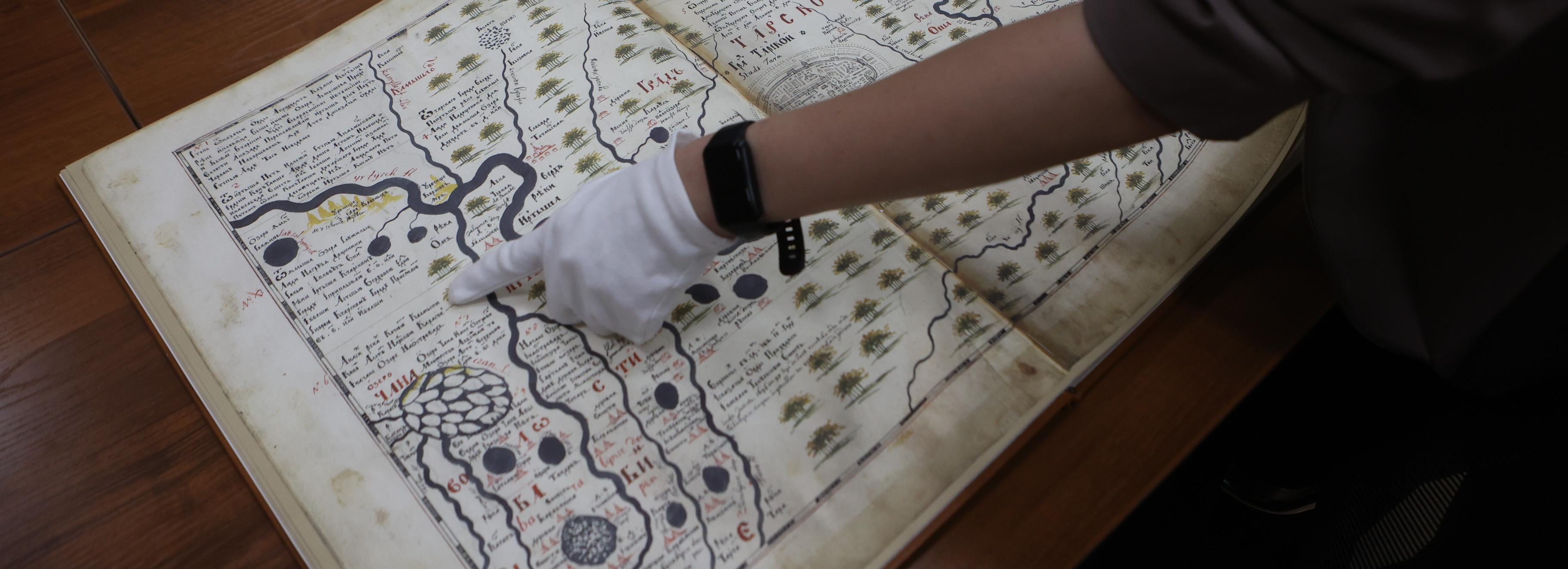 «Читать от доски до доски»: редкие книги показывают археографы в НГУ