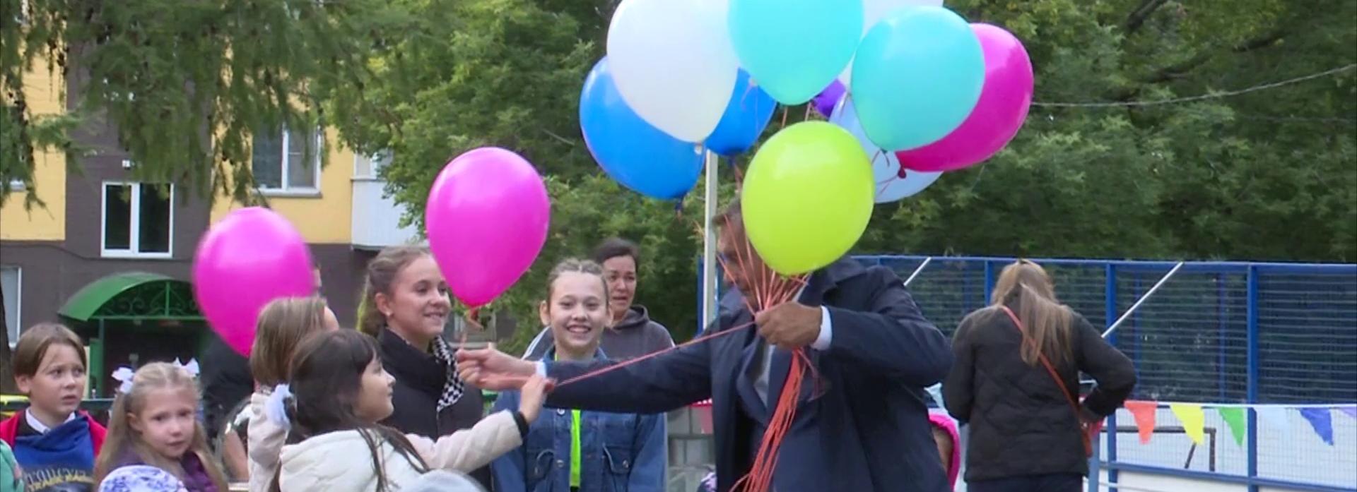 Депутат Бондаренко спел на юбилее ТОСа во дворе «Петрушка»