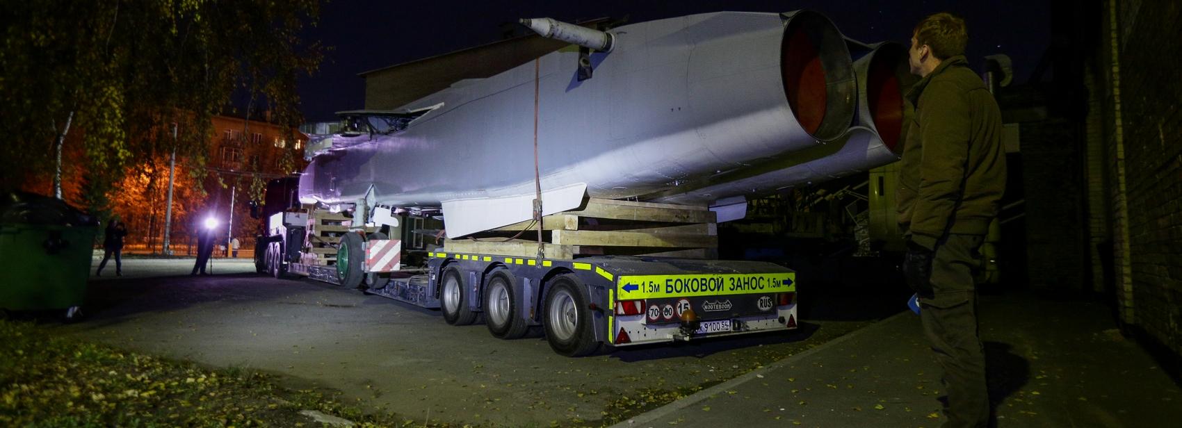 Бомбардировщик Су-24 провезли по Новосибирску ночью: фото и видео