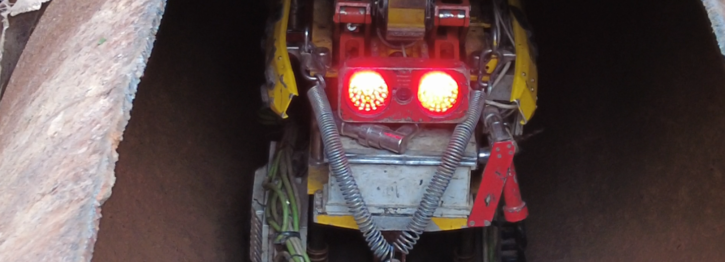 Энергетики ищут ржавые трубы на Троллейной с помощью робота