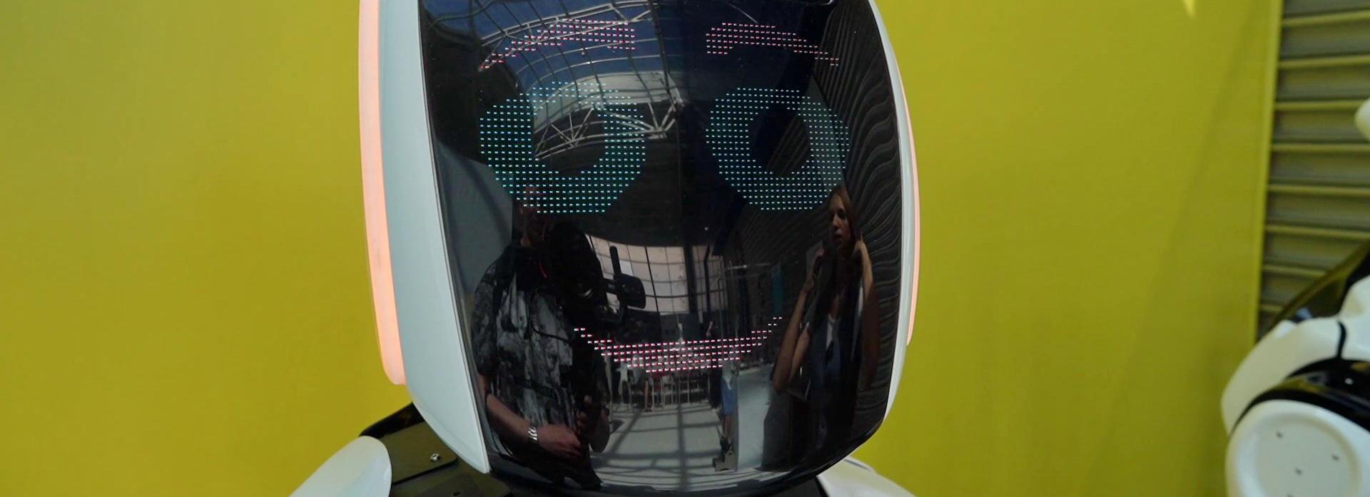 В «Меге» поселились 80 роботов: они готовят кофе и пожимают руку