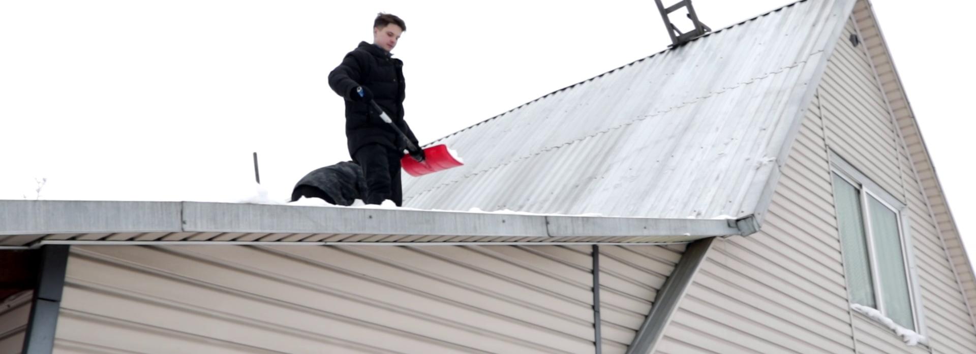 Волонтёры из Первомайки помогают по хозяйству одиноким пенсионерам