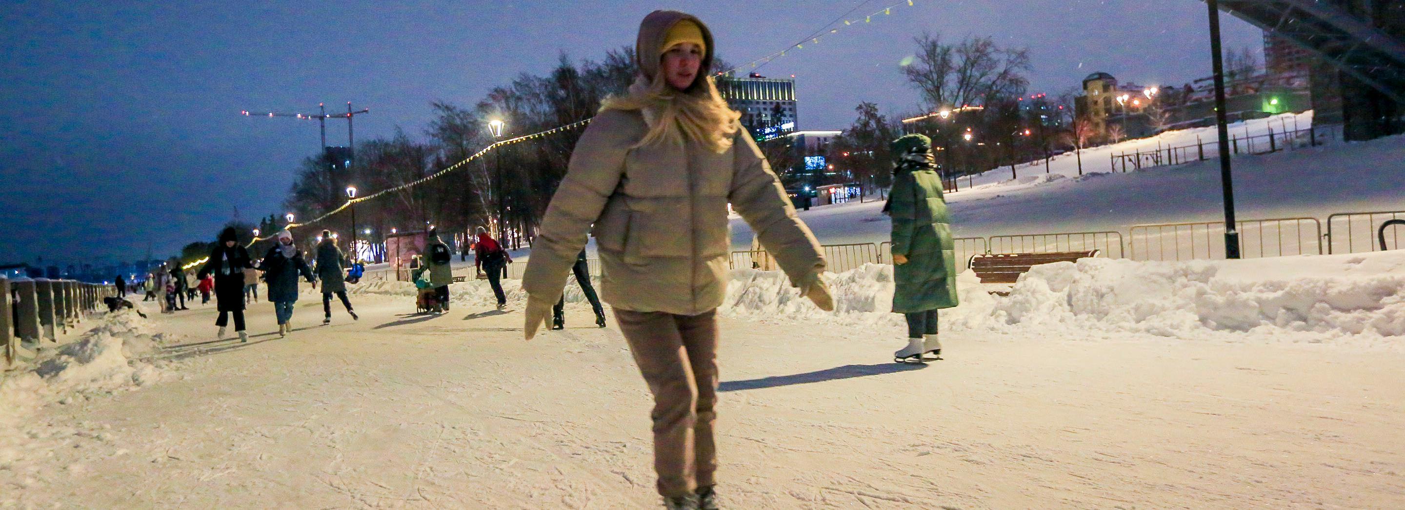 На Михайловской набережной открыли каток и строят ледовый городок