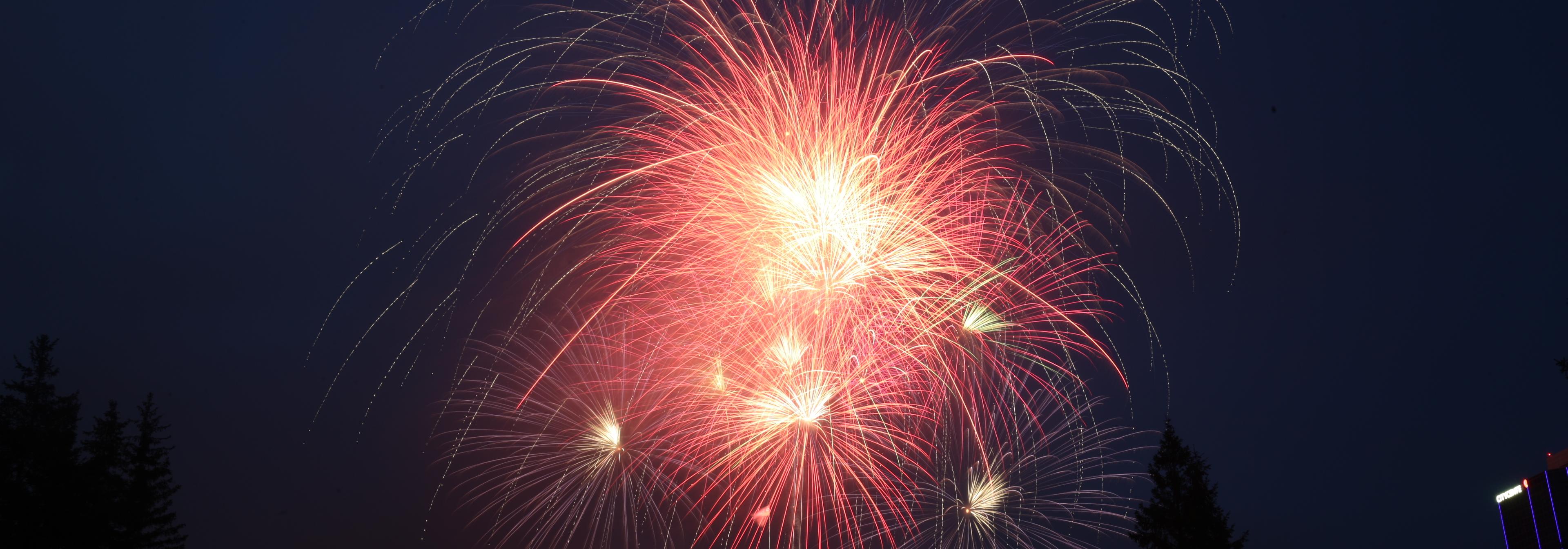 Красочный фейерверк взлетел в вечернее небо над оперным театром