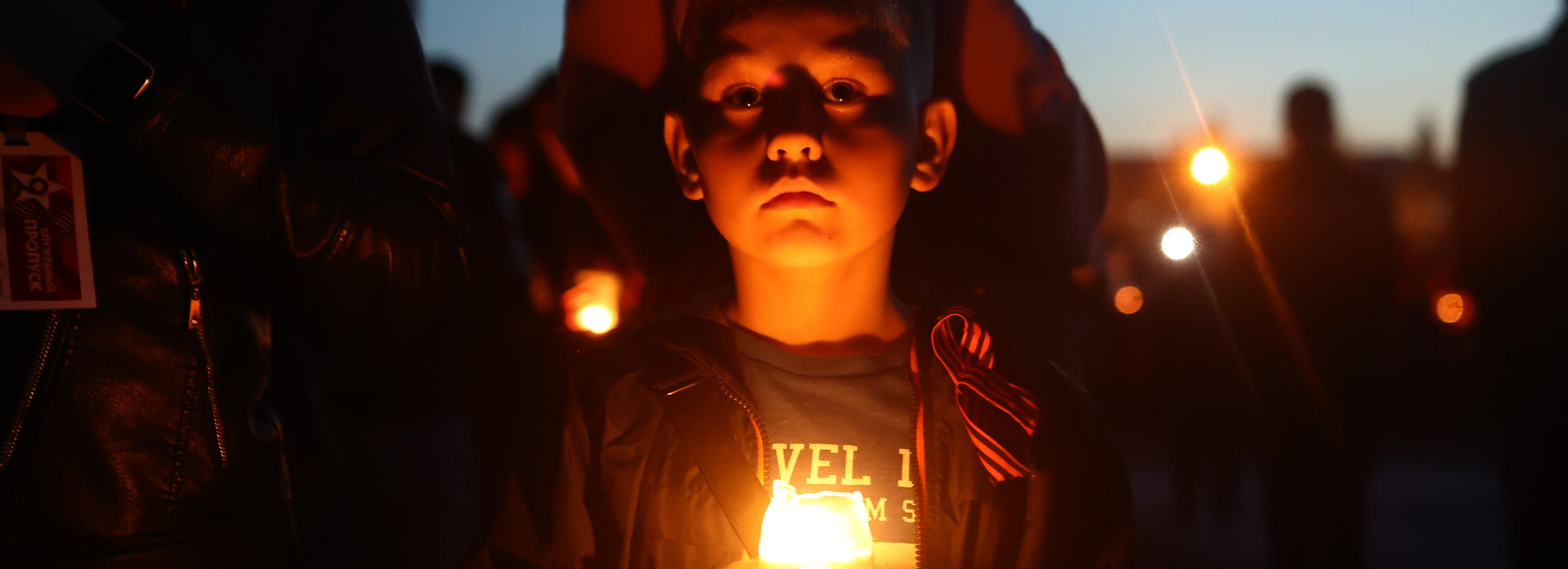 Свечи памяти принесли новосибирцы к Вечному огню на Монументе Славы