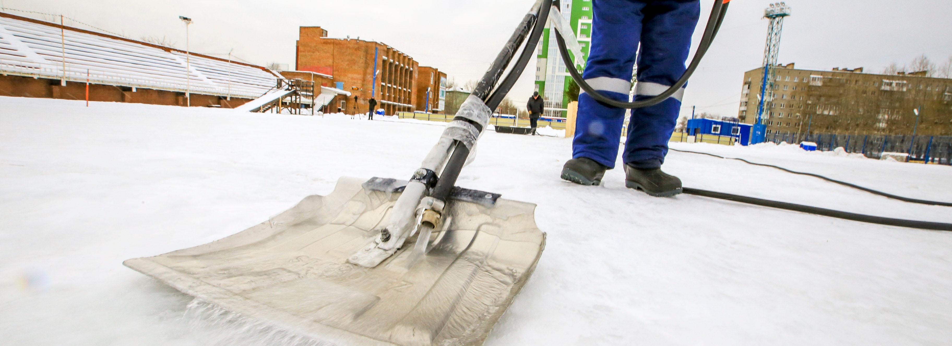 В Новосибирске заливают лёд на катках и хоккейных коробках