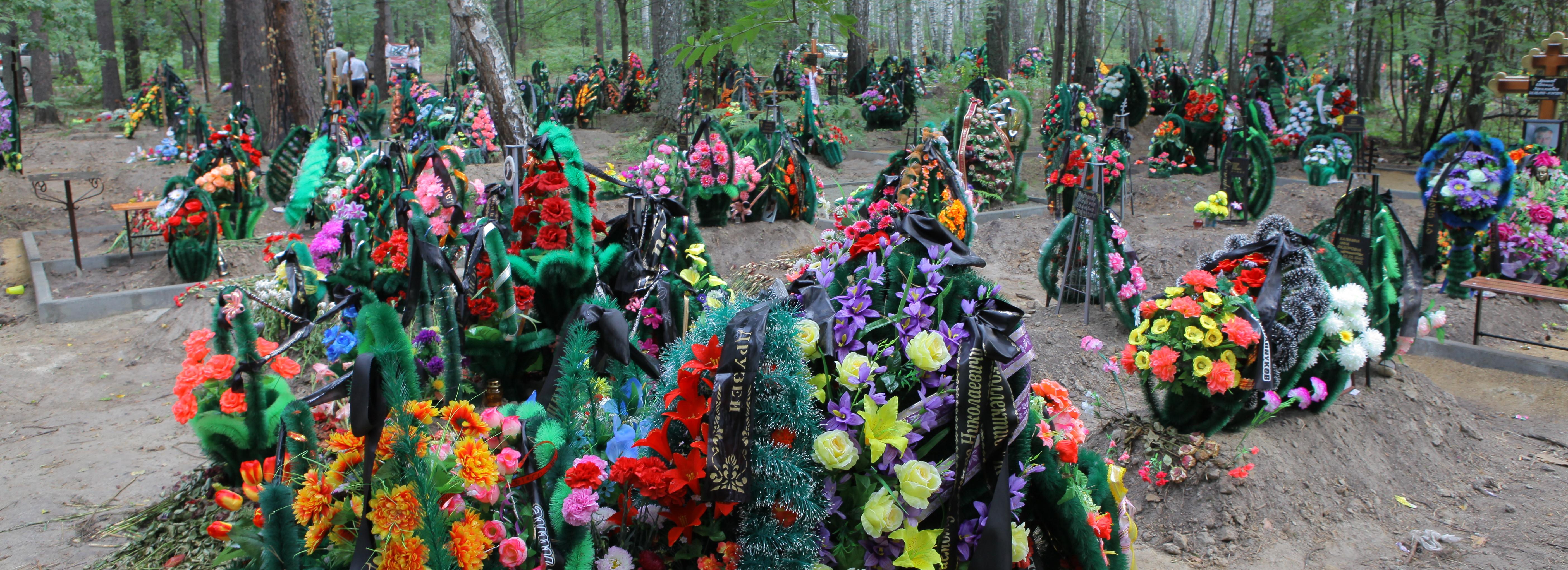 Дополнительные автобусы и маршрутки запустят до кладбищ на Радоницу