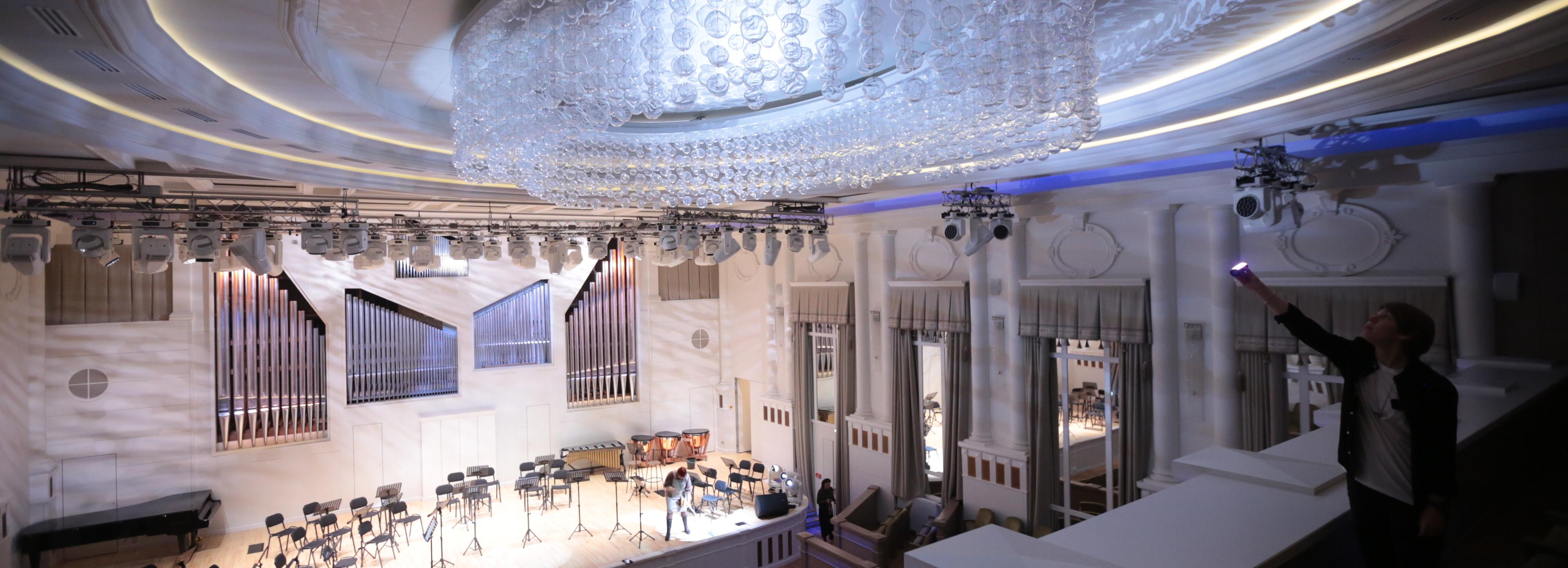 Обновлённый зал с гигантской люстрой и бенуаром открыли в консерватории