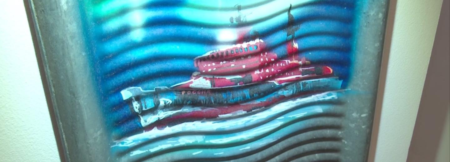 Картины с атомоходами на стиральных досках привезли в новосибирский музей