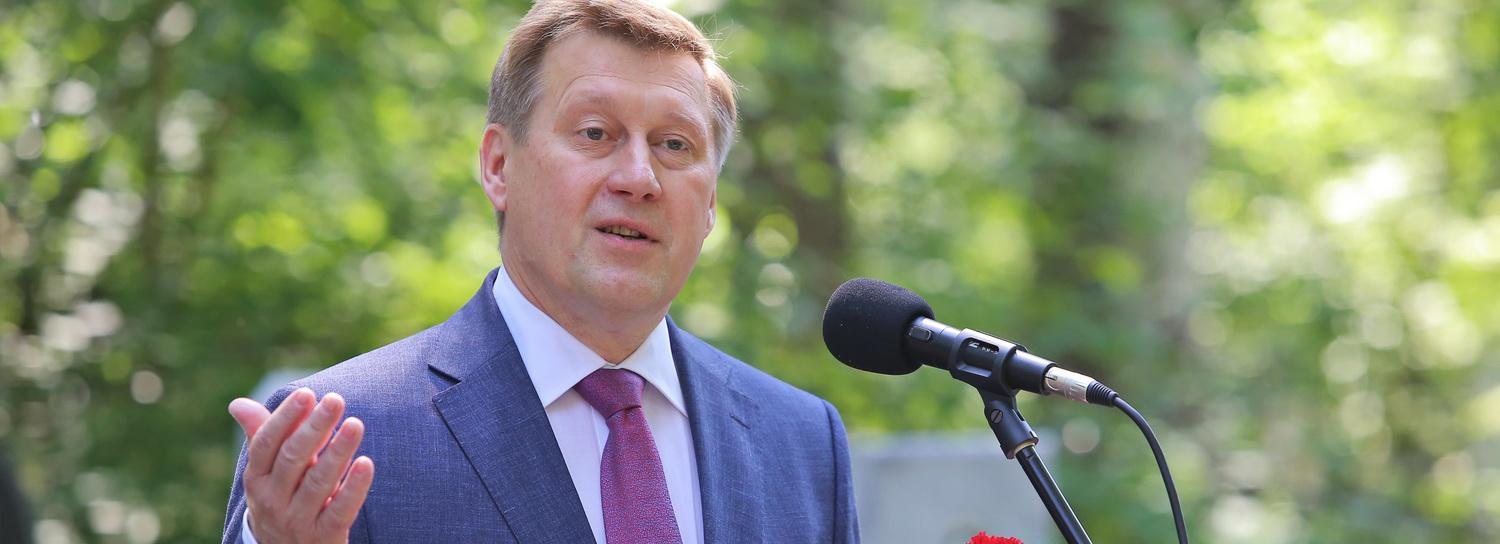 Мэр Локоть поздравляет с Днём работника торговли