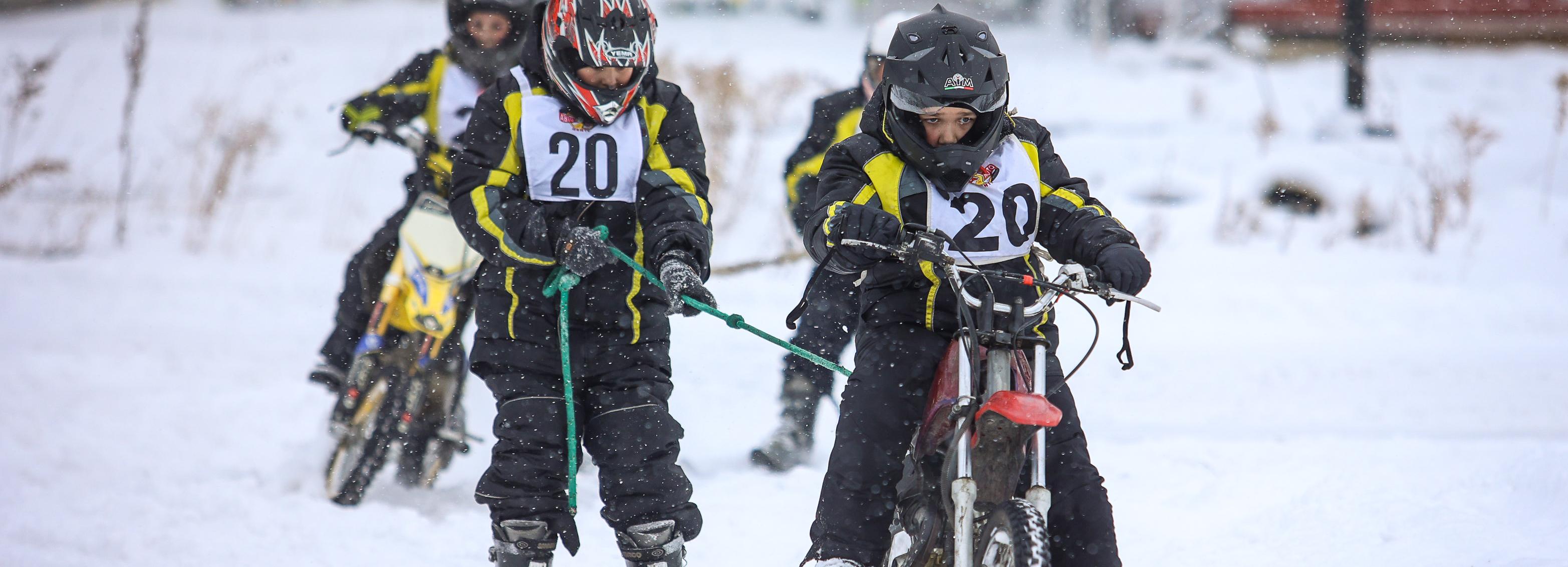 За мотоциклом на лыжах: полсотни спортсменов собрал турнир по скийорингу