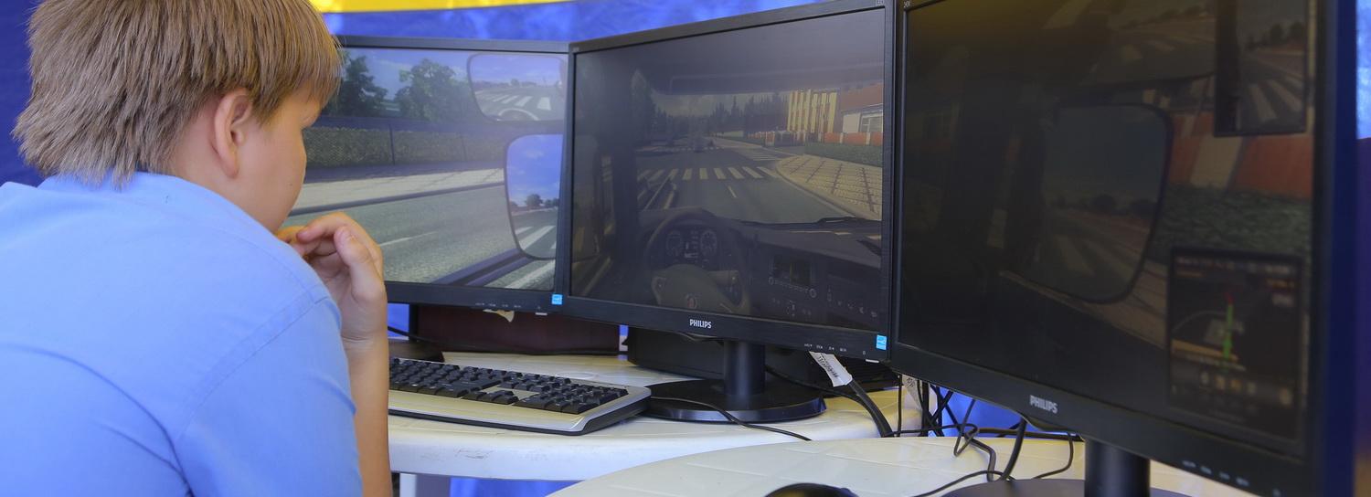 В ГИБДД пытаются отучить водителей и пешеходов от залипания в смартфоны