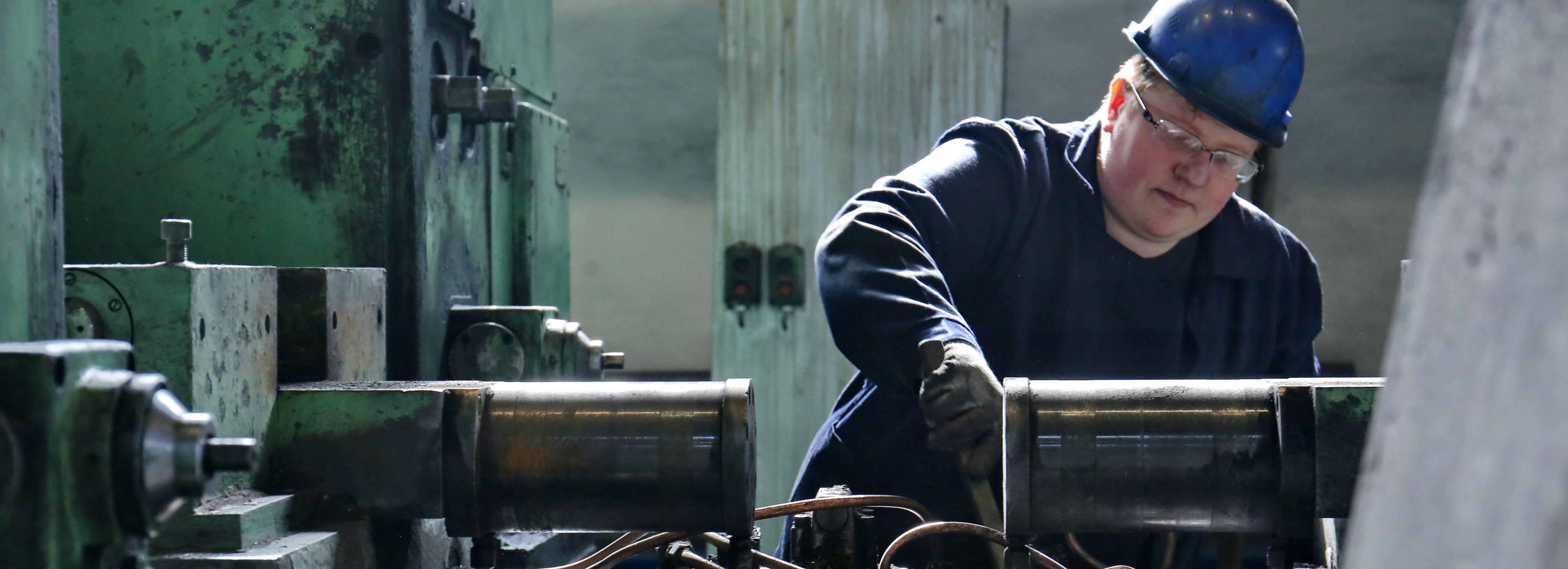 Новосибирцы стали трудоустраиваться на заводы и фабрики в 2022 году