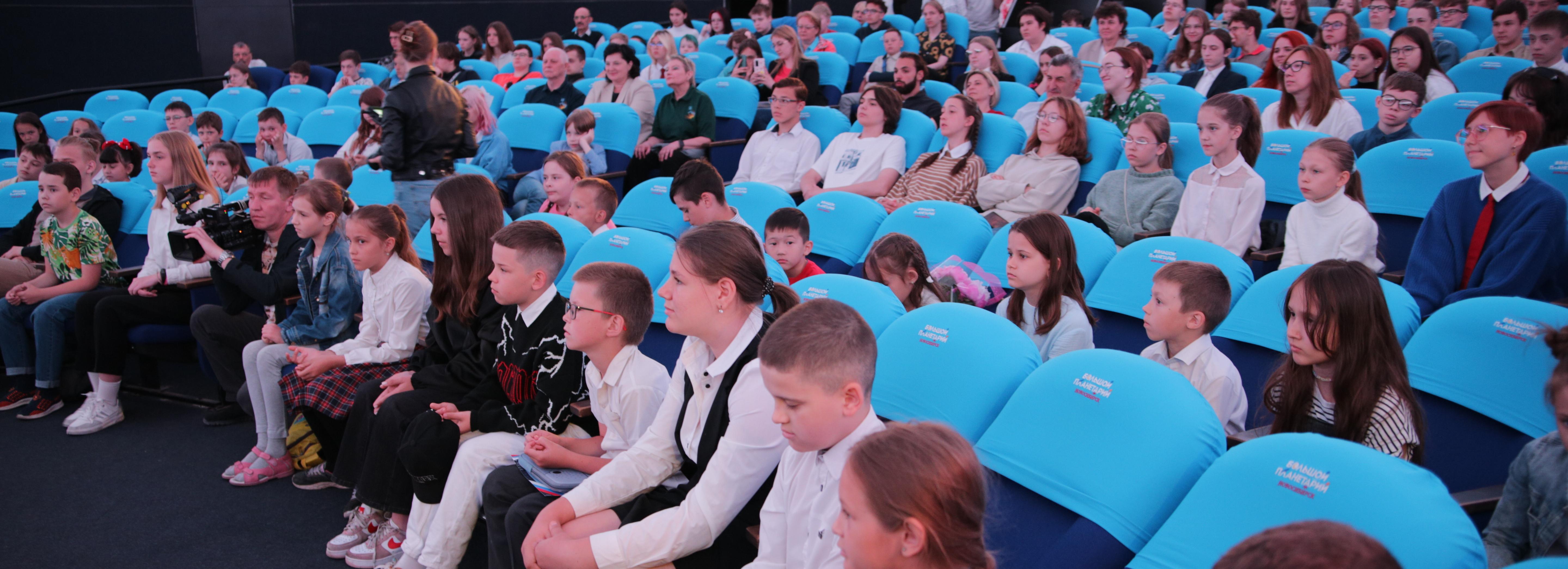 Афиша выходных: выставка с мурашками, комната художника и космос в кино