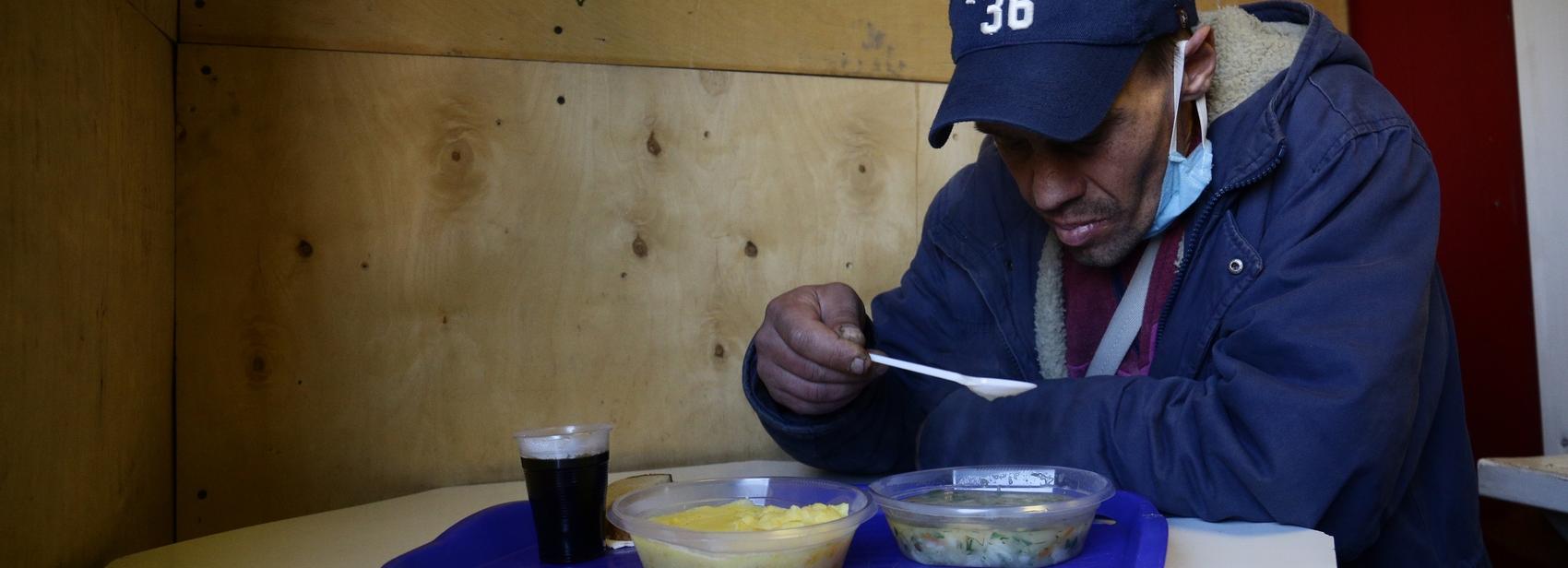 В гостинице для бомжей в Новосибирске шьют одежду и читают Дюма