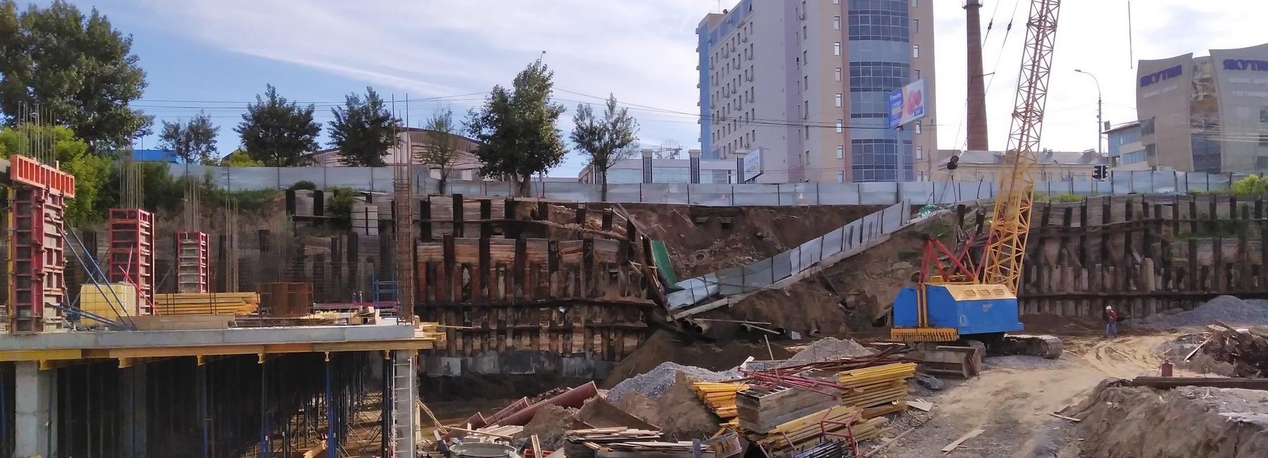 Тротуар рухнул в строительный котлован «Снежной мили» на Большевистской