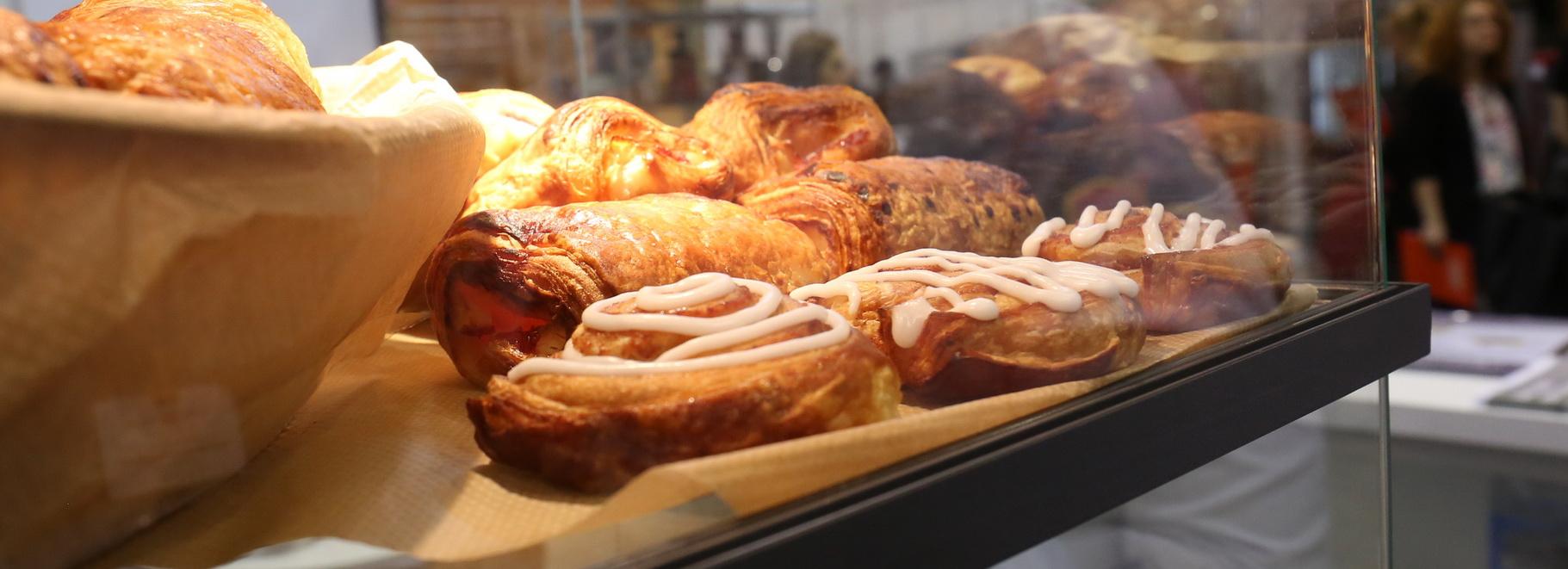 Слойками с сосиской и картошкой накормит ярмарка на Петухова