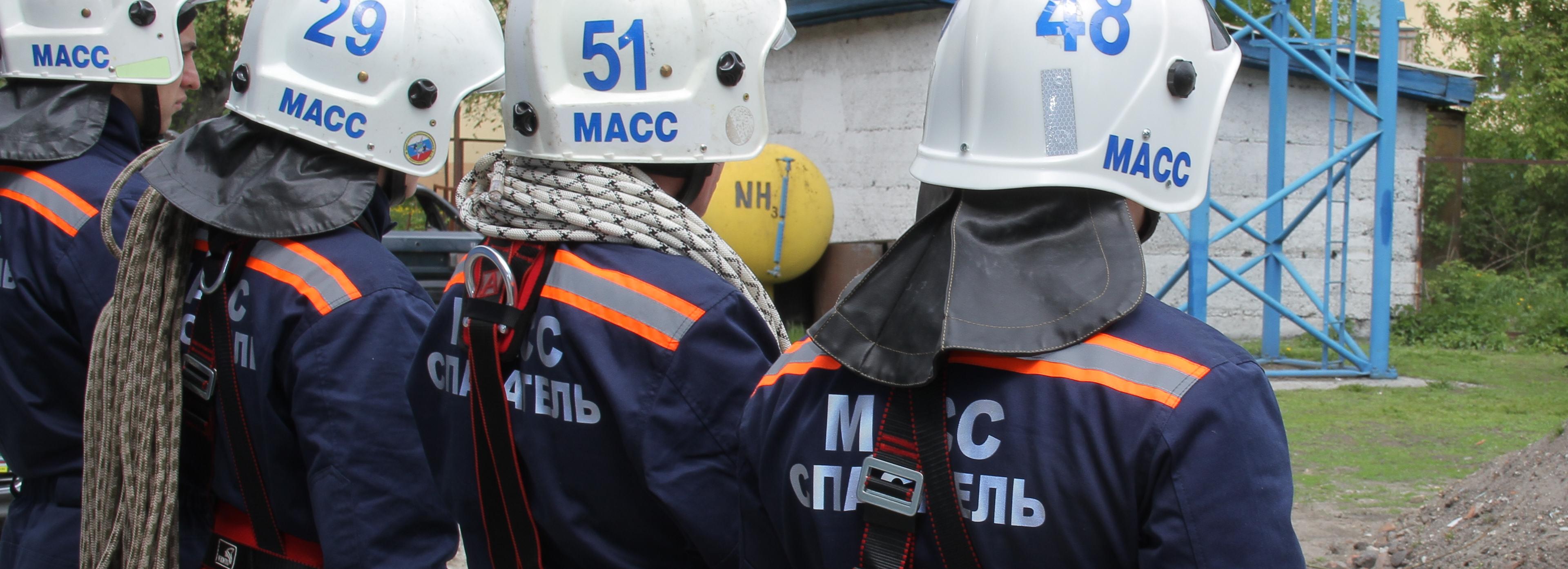 Спасатели вытащили пьяного мужчину из запертого гаража в Новосибирске