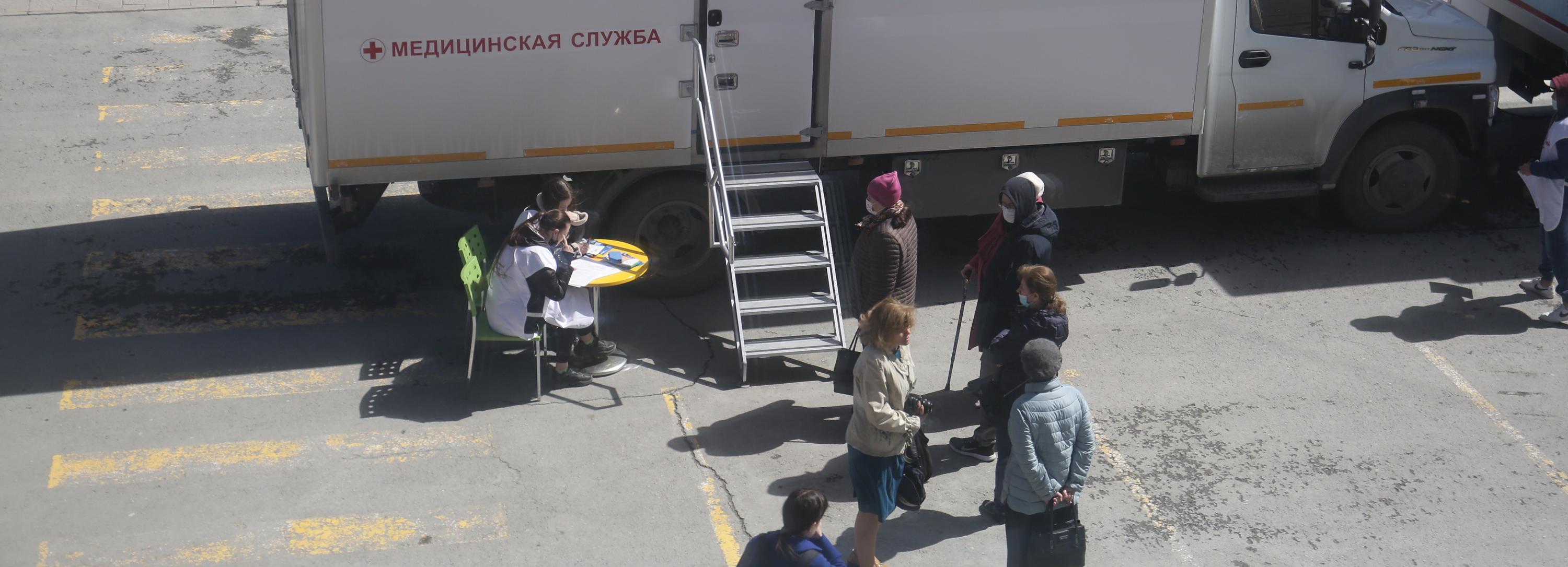 Мобильные медпункты появились у торговых центров в Новосибирске
