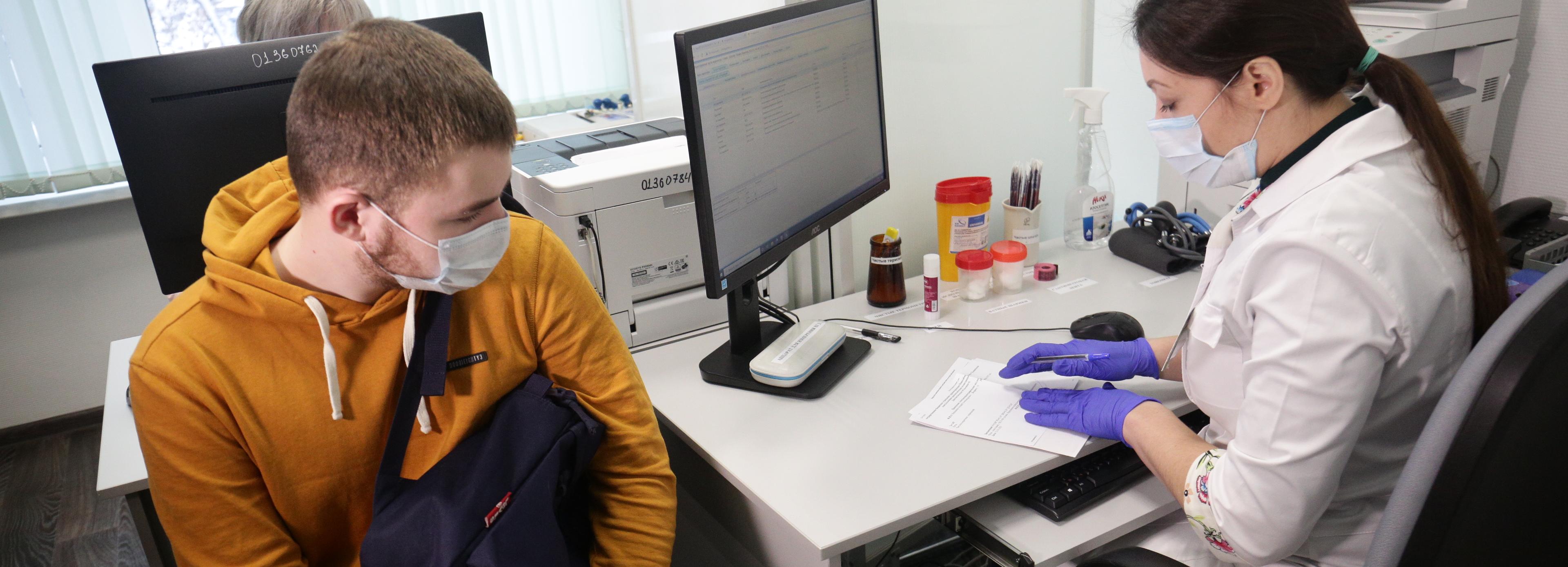 В минздраве рассказали, к каким врачам можно записаться через Госуслуги