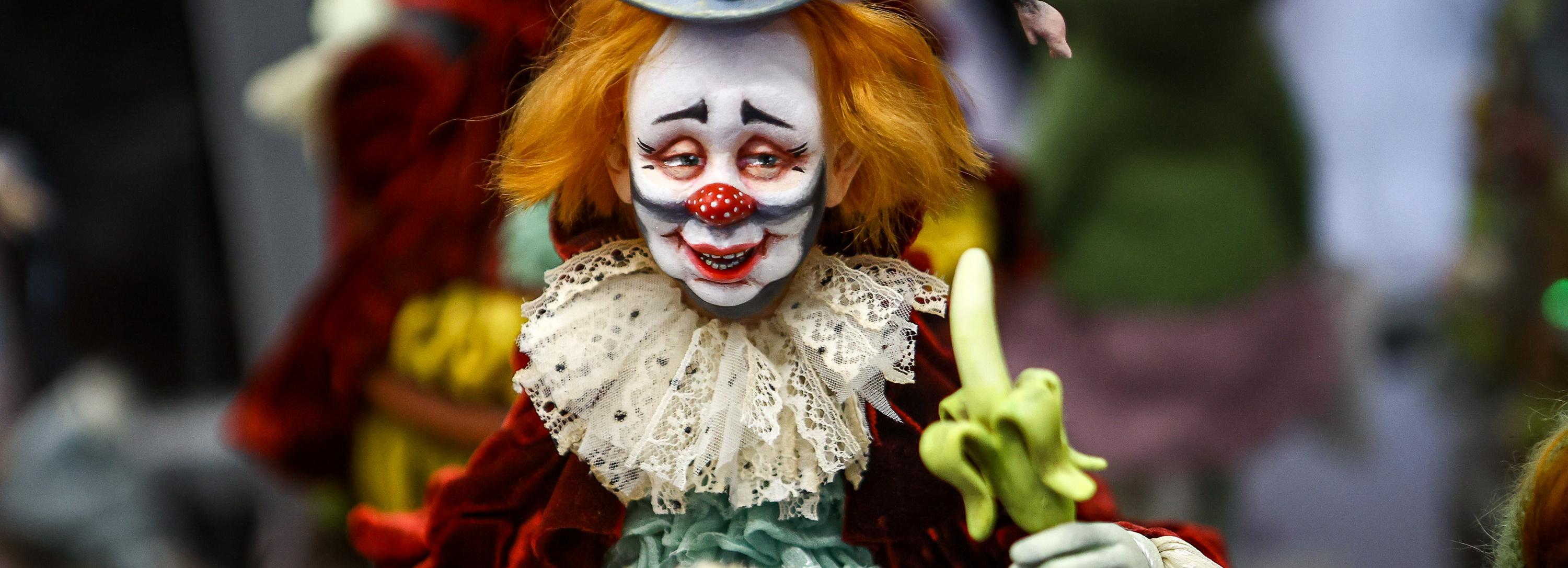 Музей кукол: женщина-канделябр и ребёнок аватара