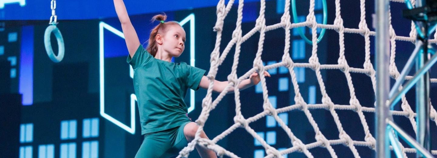 10-летняя скалолазка из Новосибирска участвует в шоу «Суперниндзя» на СТС