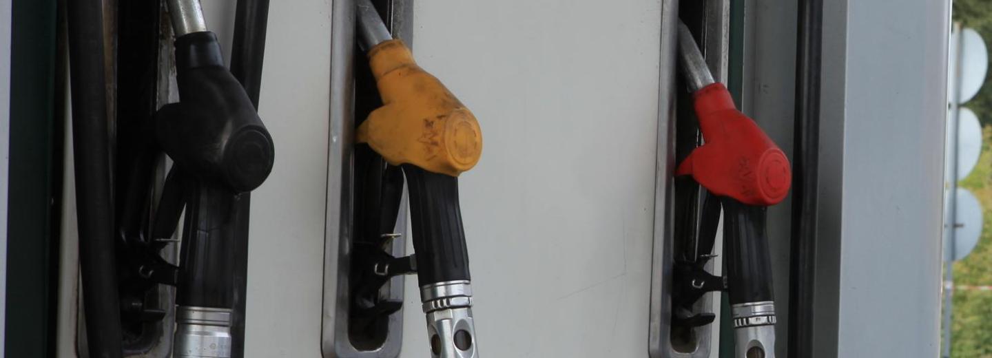 Торговлю бензином с колёс накрыли на улице Спортивной