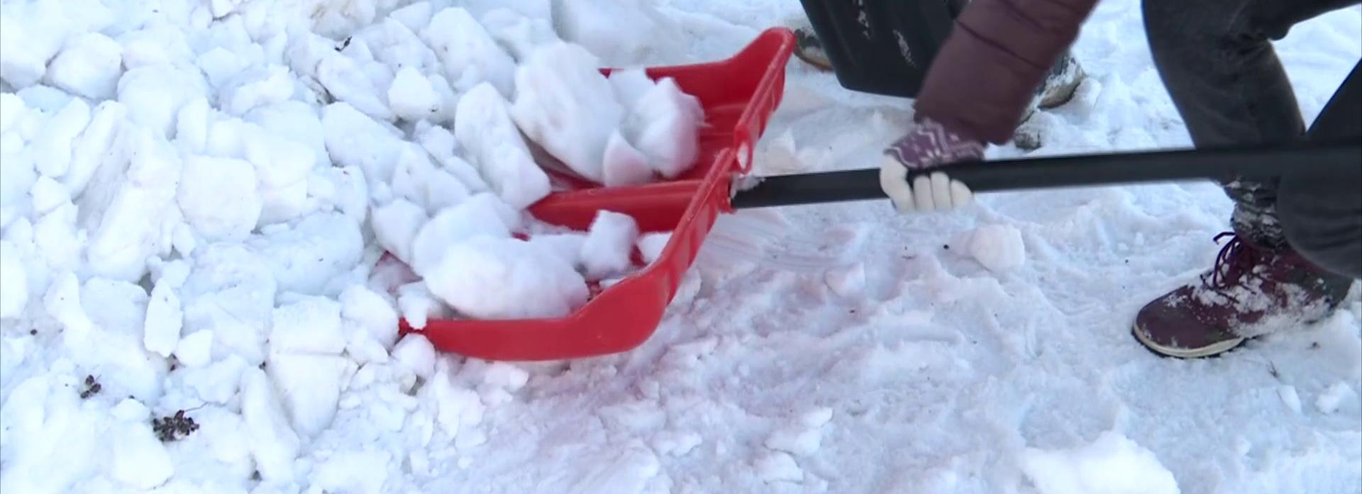 Подростки помогают семьям бойцов СВО откидывать снег из дворов