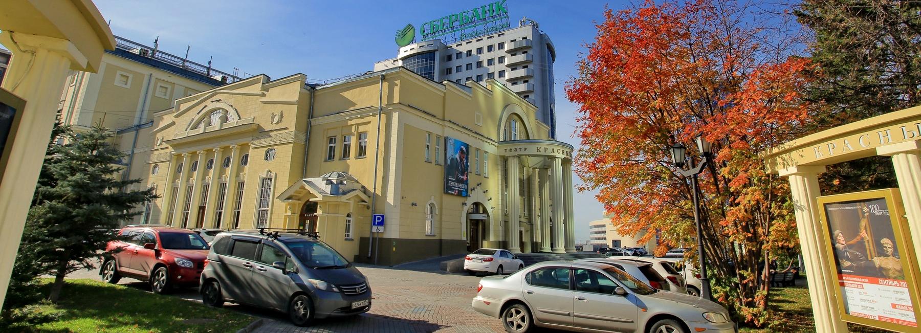 Здрасте, табуреточку покрасьте: как живёт закулисье «Красного факела»