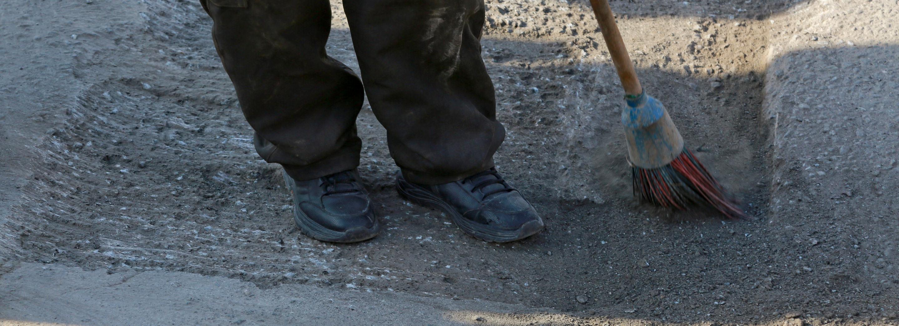 Те же грабли: Клемешов раскритиковал дорожников за «облака пыли»