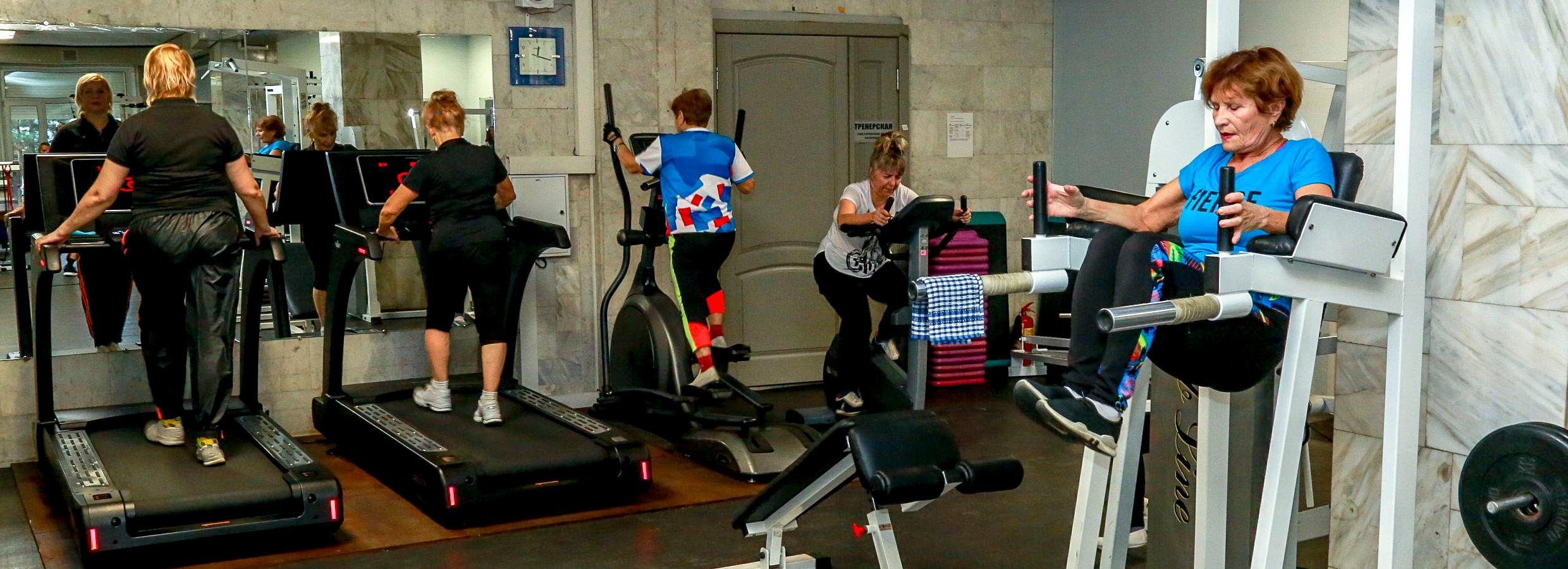 Бесплатный тренажёрный зал готовит людей старше 55 лет к сдаче ГТО