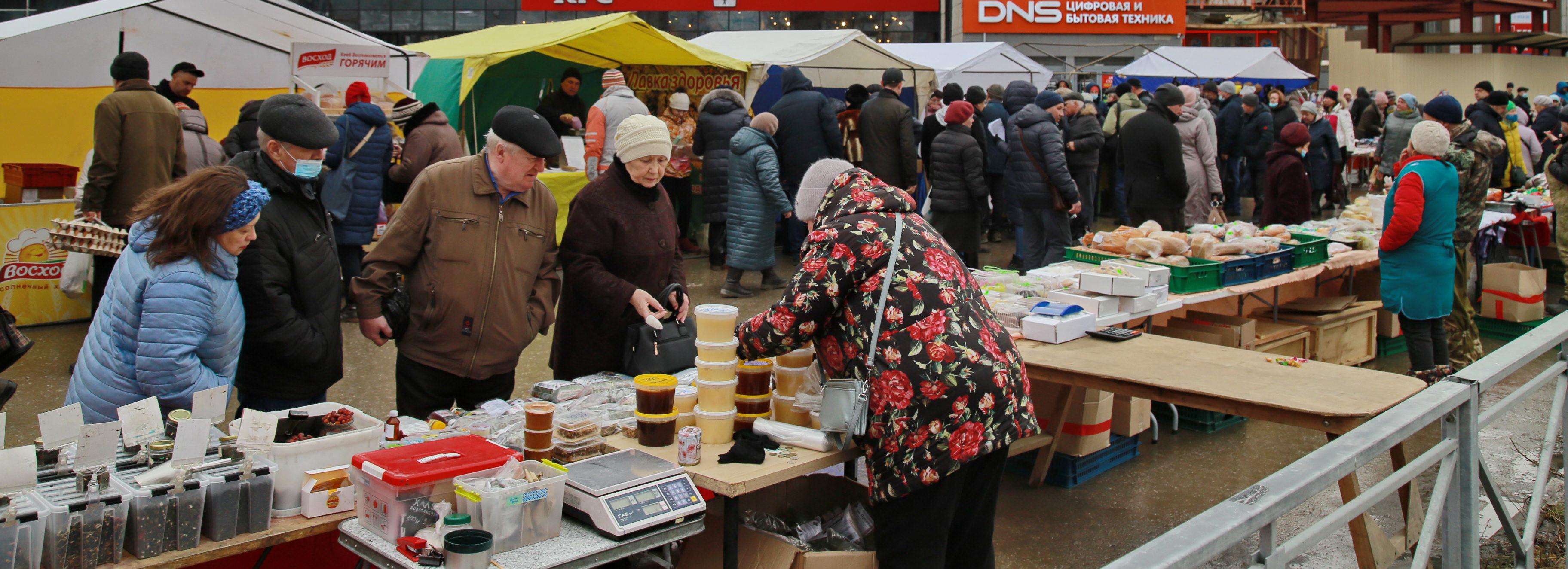 Мэр Локоть купил пучок зелени на ярмарке у ГУМа в Новосибирске