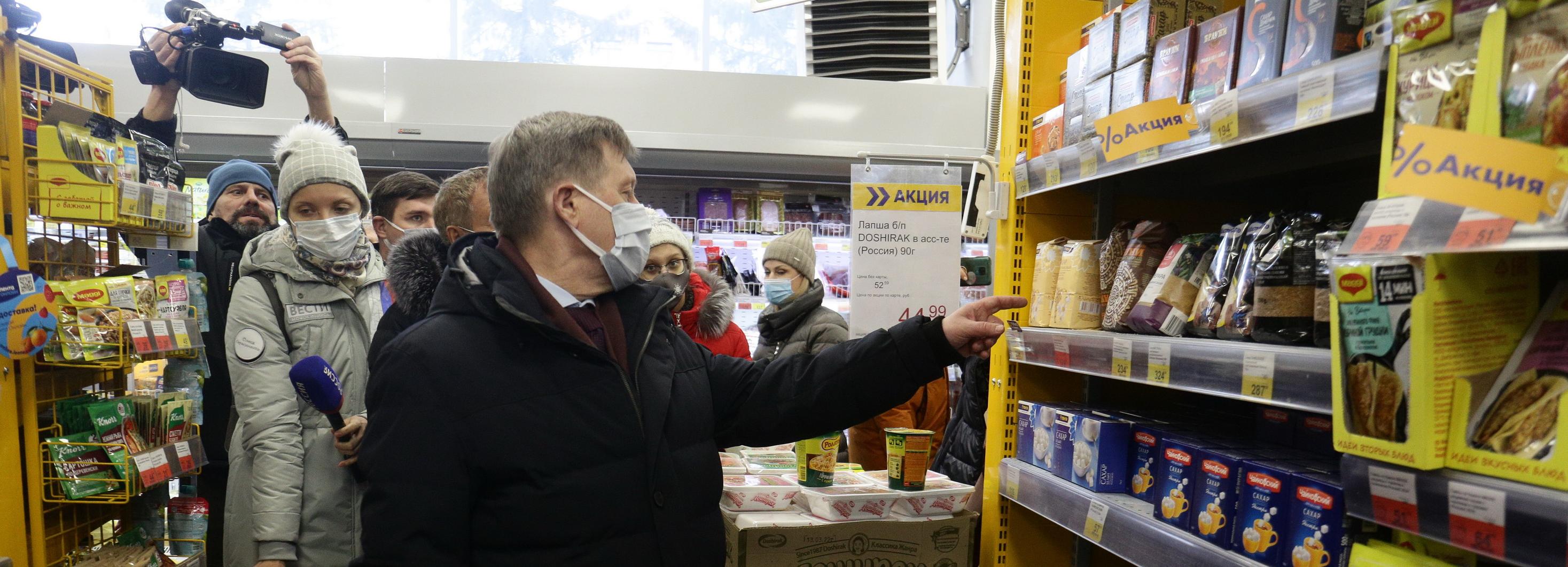 Мэр Новосибирска проверил цены на сахар и гречку в супермаркетах